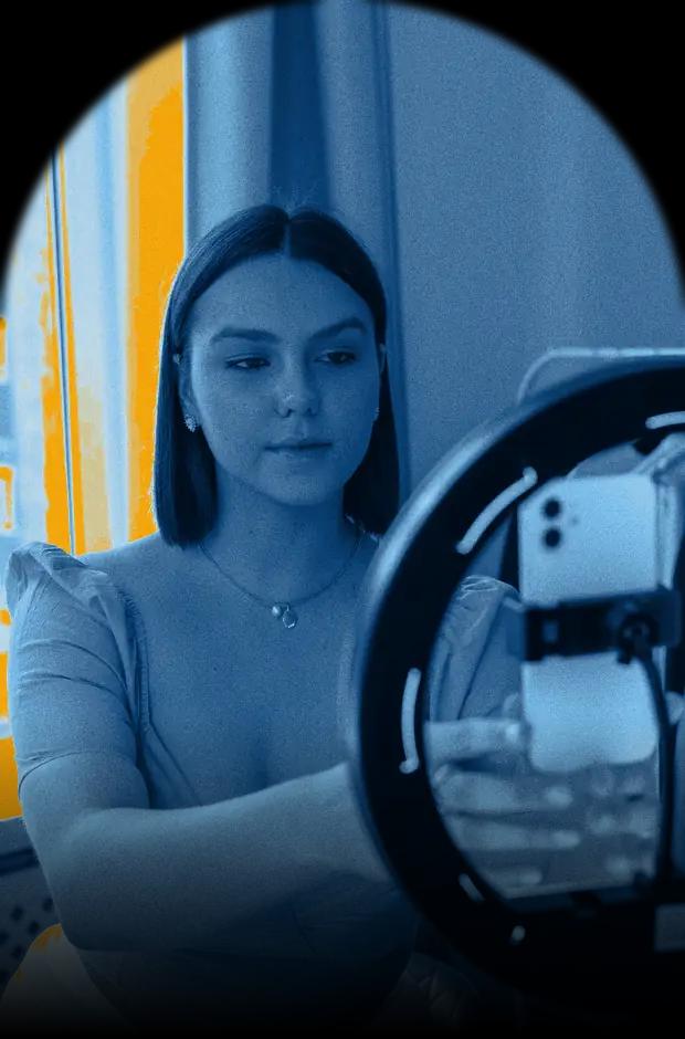 Vendedora transmitiendo en vivo con un aro de luz