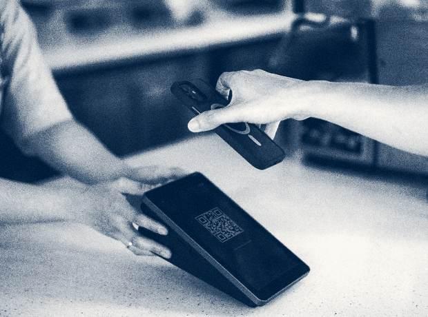 Clienta escaneando el QR de pago